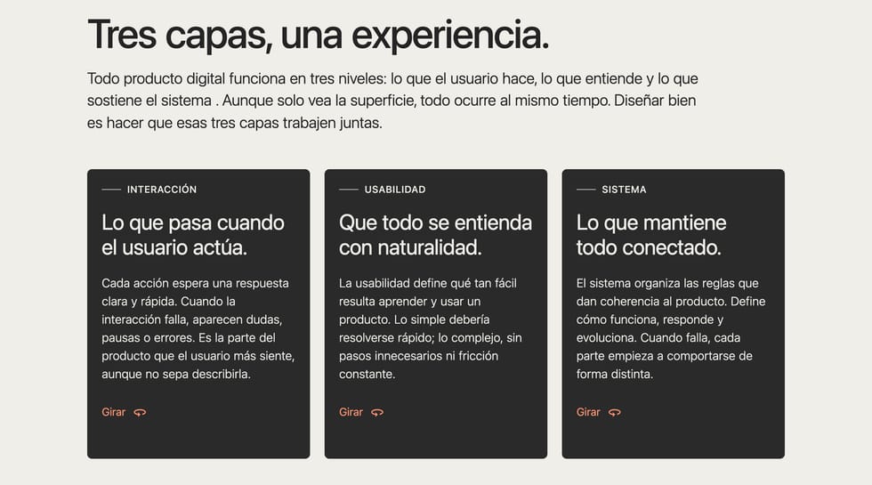 Sección de tres tarjetas oscuras con acción de giro
