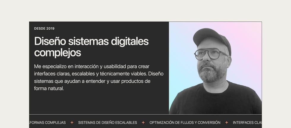 Bloque oscuro con retrato y marquesina de especialidades en movimiento